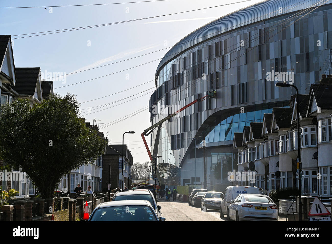 Tottenham London UK 17 février 2019 - Le nouveau stade de Tottenham Hotspur domine les bâtiments environnants à Tottenham High Road Banque D'Images
