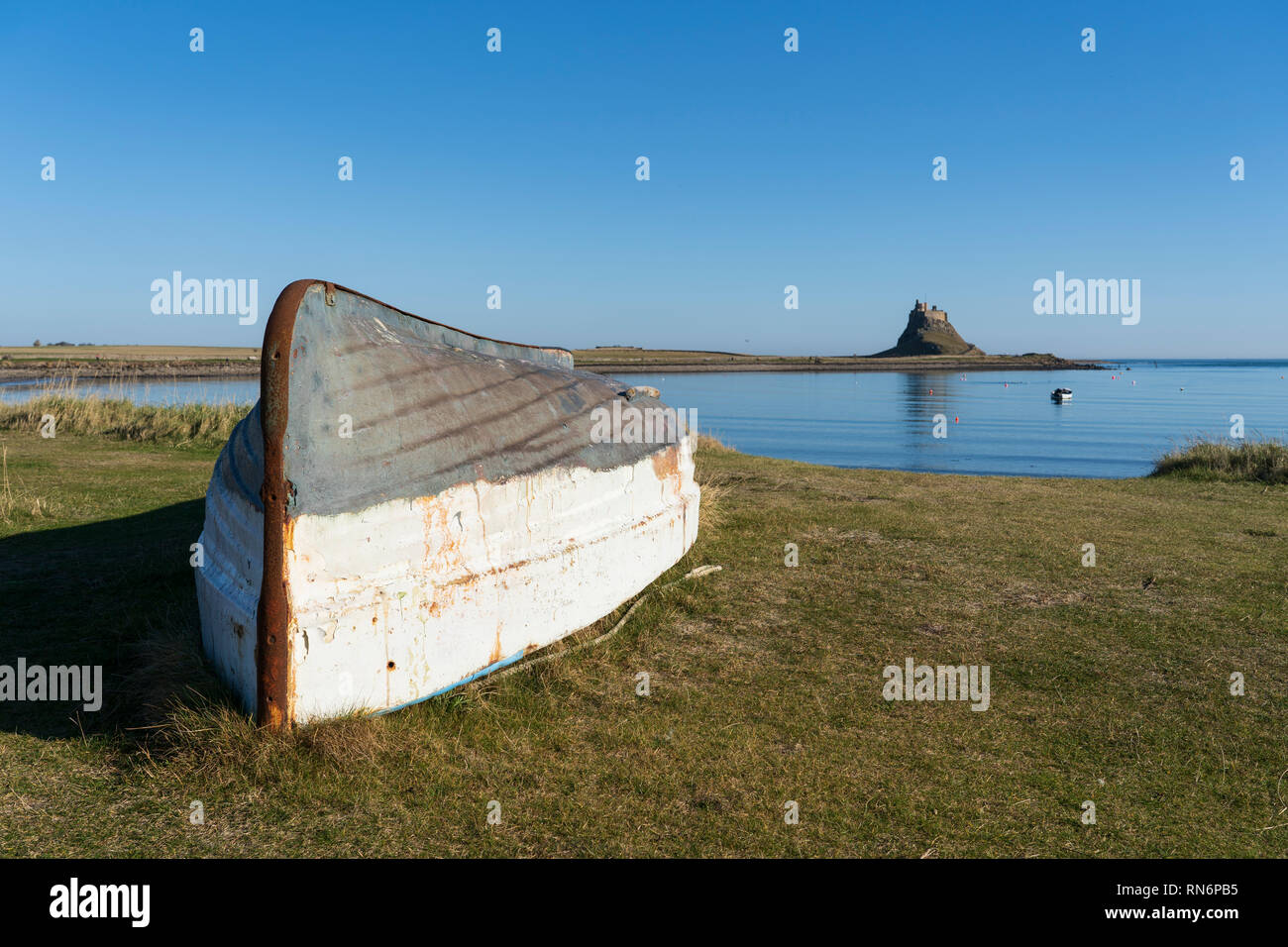 Vue sur Château de Lindisfarne après rénovation terminée en février 2019, sur l'Île Sainte dans le Northumberland, England, UK Banque D'Images