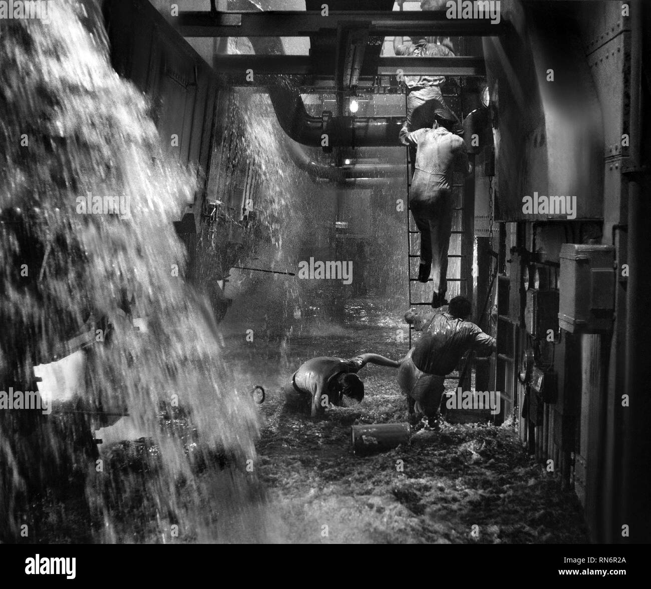 Fuir l'équipage du navire l'inondation, UNE SOIRÉE INOUBLIABLE, 1958 Banque D'Images
