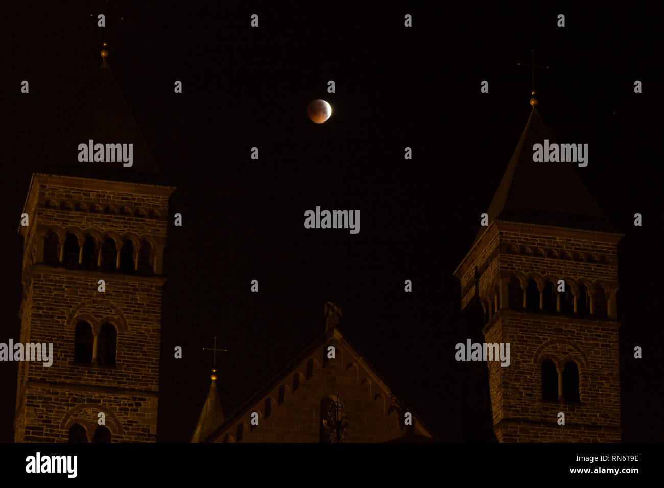 Loup de sang super lune vu de la place Vrijthof à Maastricht avec la Cathédrale St Servaas en vue Banque D'Images