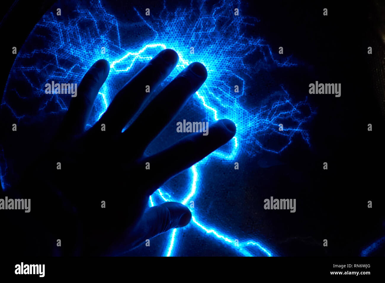Boule de plasma électrique sur fond sombre. Modèle d'électricité statique Banque D'Images