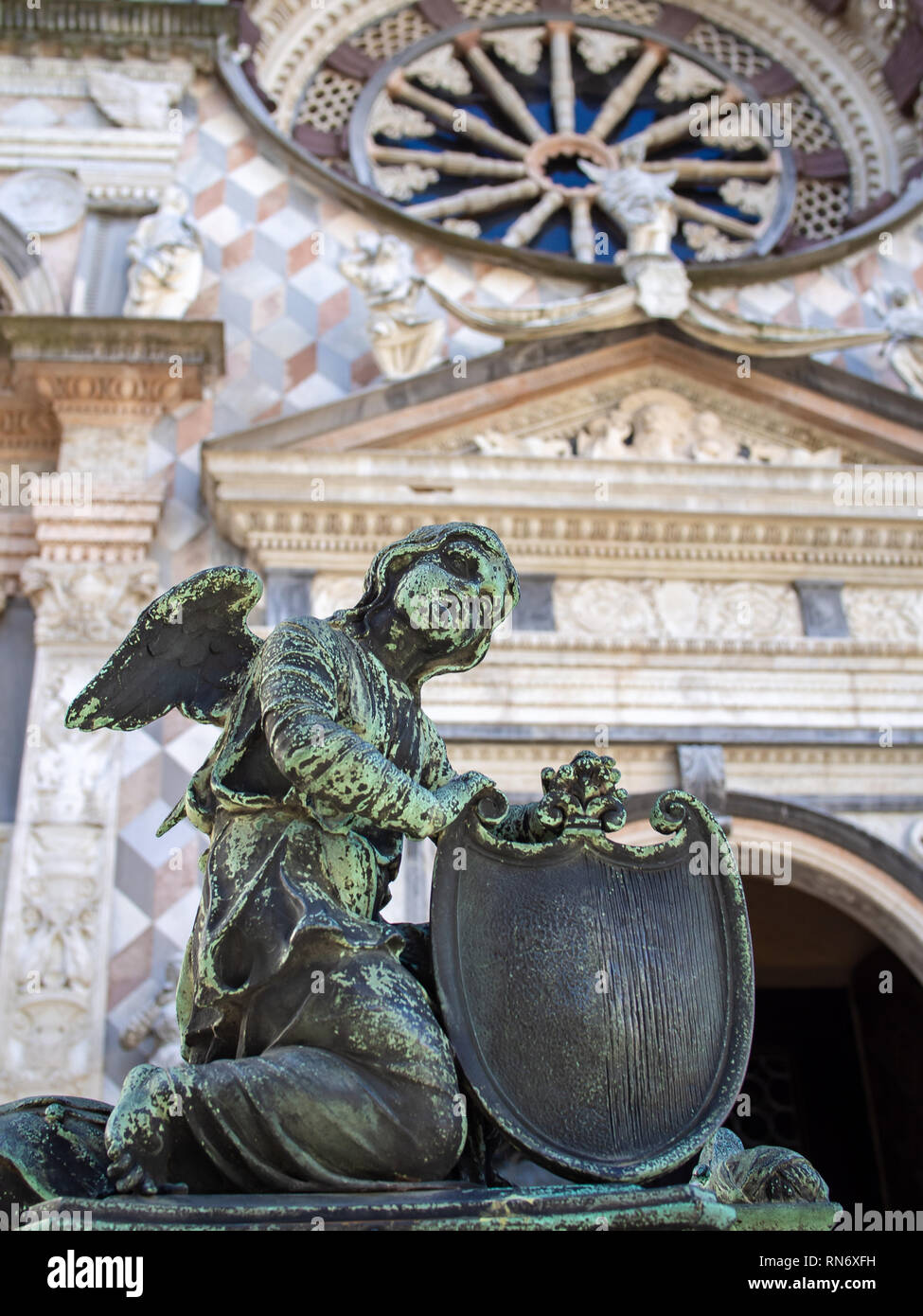 Ange en bronze sur les genoux sur la clôture de Cappella Colleoni, Bergame, Italie Banque D'Images