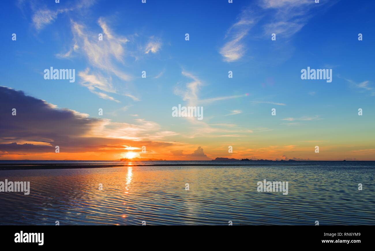 Belle plage coucher du soleil avec de gros nuages de pluie et lumière dorée fond ciel Banque D'Images