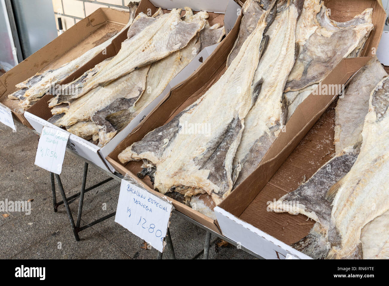 La morue salée séchée à la rue du marché Banque D'Images