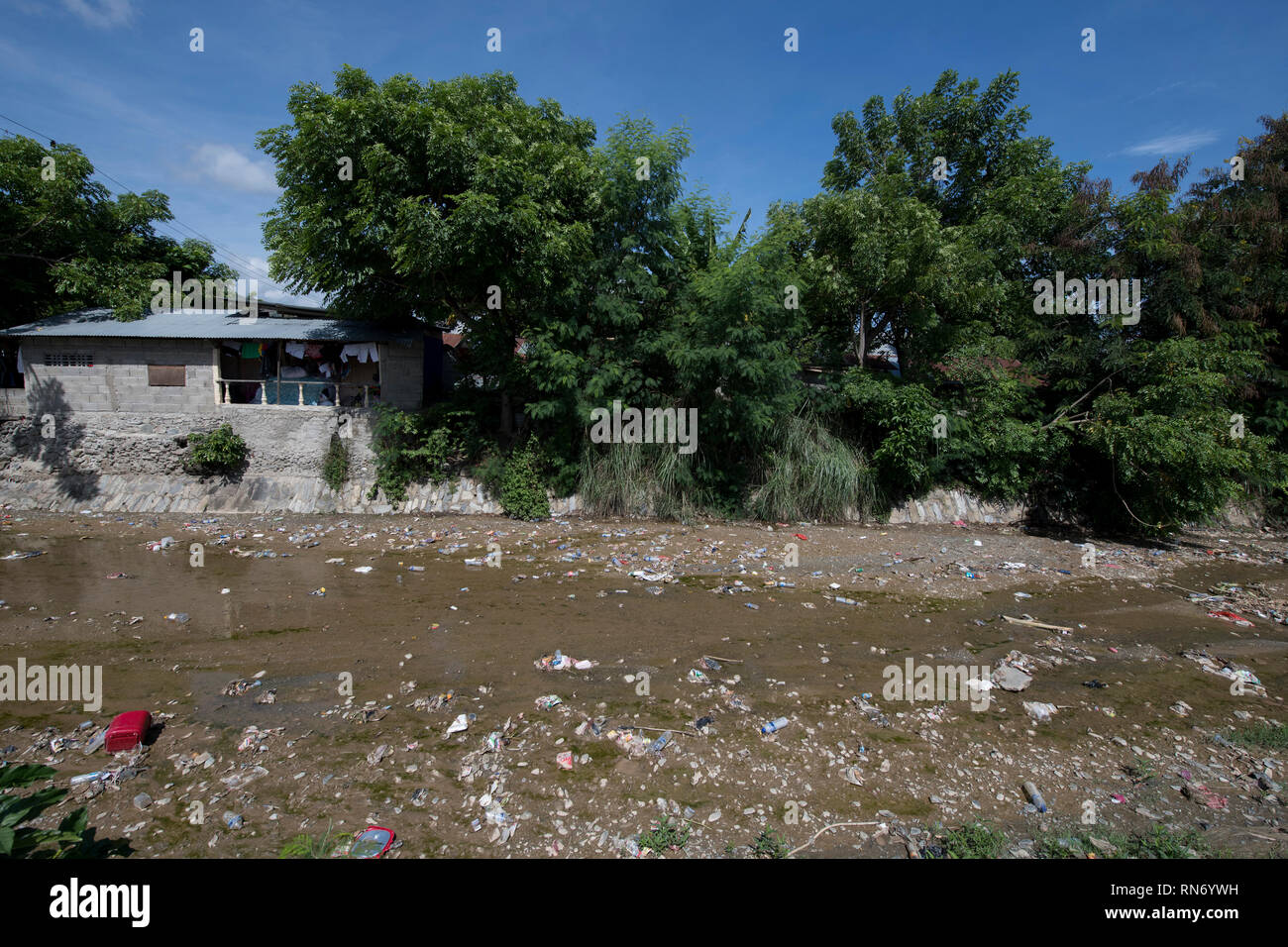 Pollution, rivière polluée par la cabane, Dili, Timor oriental Banque D'Images