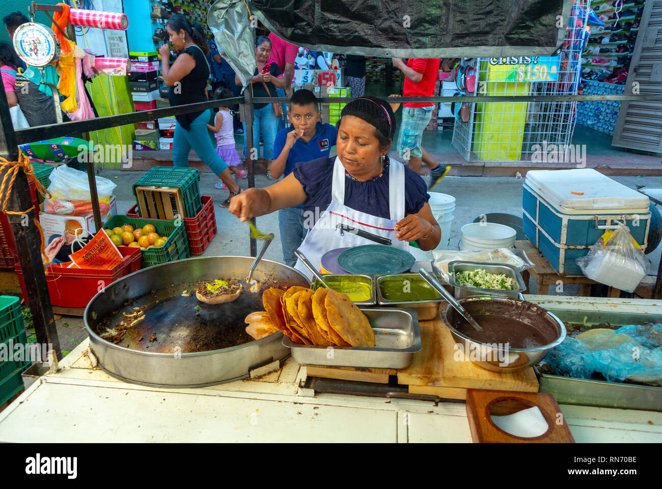 Femme vendant des aliments de rue à un traditionnel marché de Tlacolula, Oaxaca, Mexique Banque D'Images