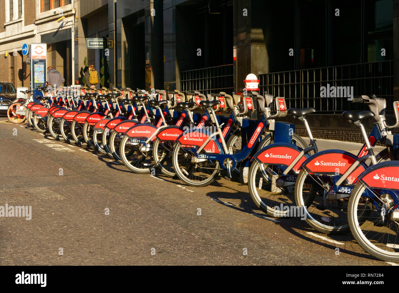 Service de location de vélos Santander dans une rue de Londres, Londres, Royaume-Uni. Banque D'Images