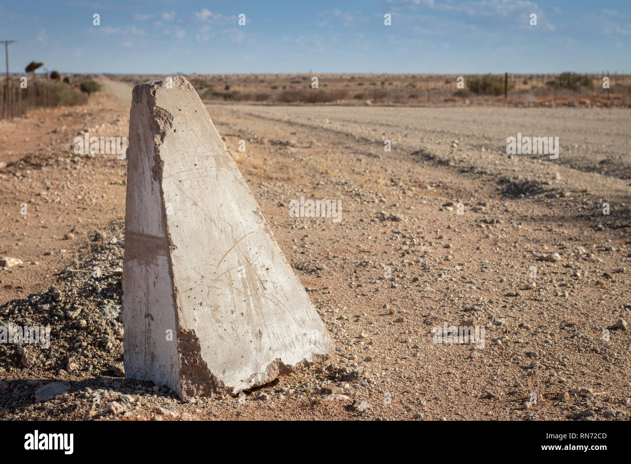 Route de gravier déserte en Afrique du Sud dans le désert du Karoo, Banque D'Images
