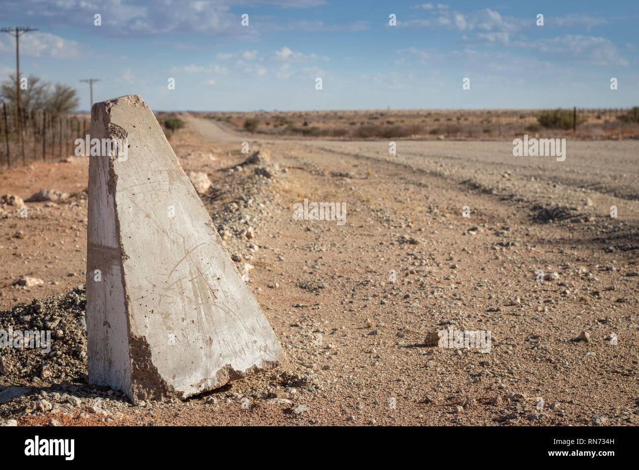 Route de gravier déserte en Afrique du Sud dans le désert du Karoo, Banque D'Images