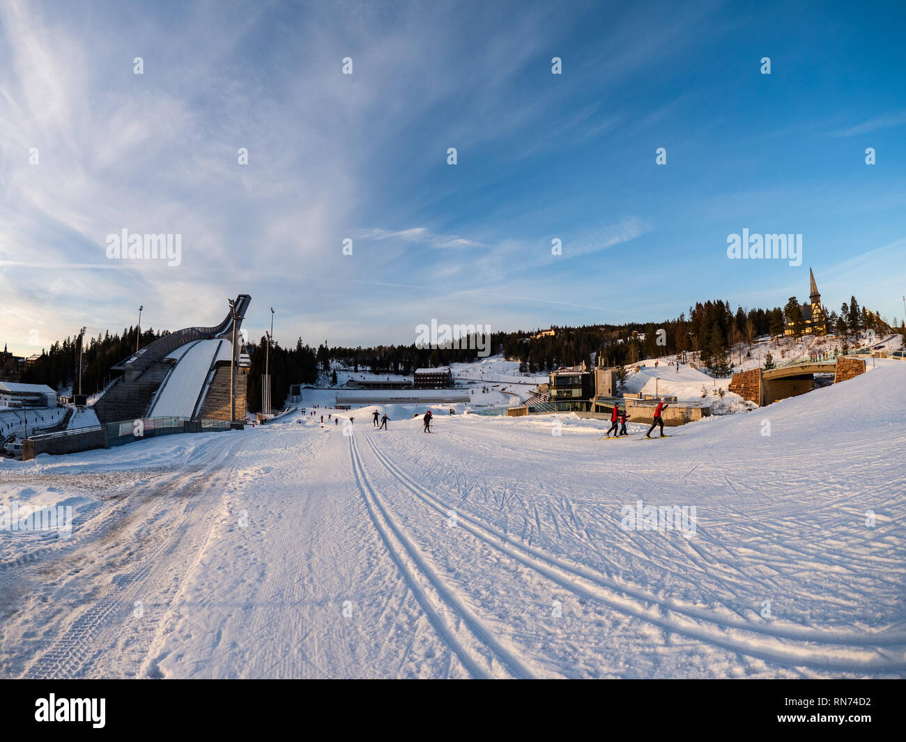 Des pistes de ski de fond au saut à ski Holmenkollen, le fameux ski arena d'Oslo. Banque D'Images