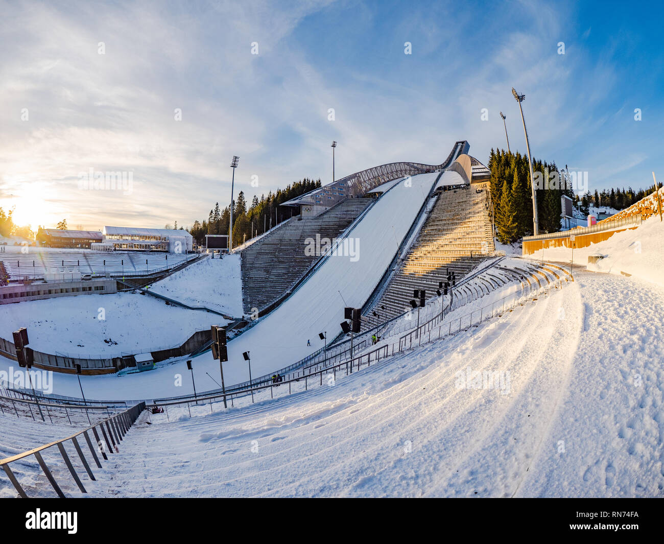 Saut à ski Holmenkollen, le fameux ski arena d'Oslo. La première compétition de saut à ski à l'aréna a été organisée en 1892. Banque D'Images