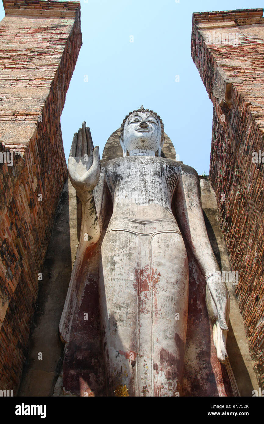 Comité permanent statue du grand bouddha à Ayutthaya Banque D'Images