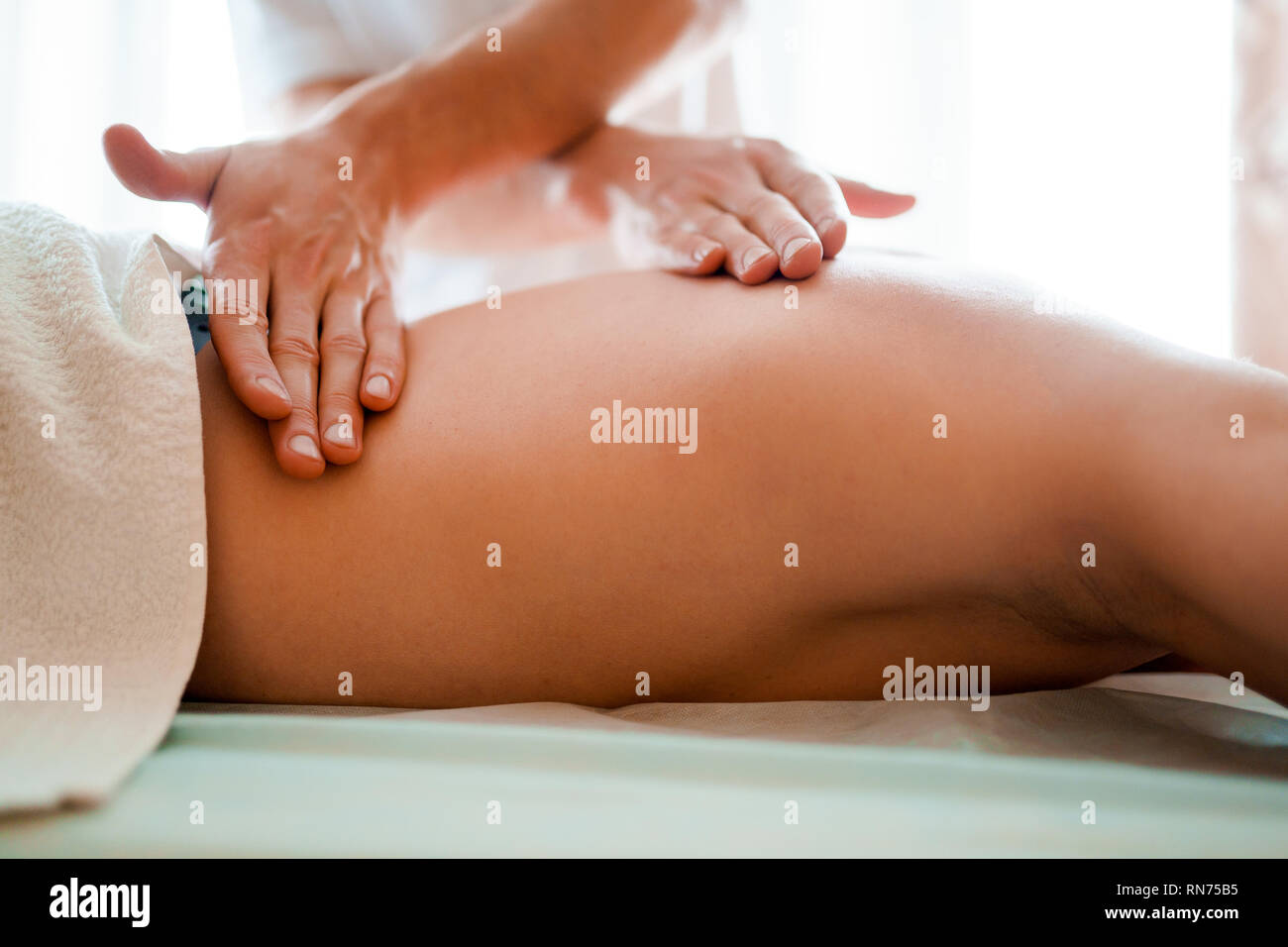 Image de l'homme massage thérapeute donnant à l'homme. Banque D'Images