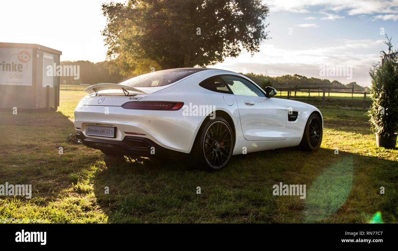 Mercedes-AMG GT S pendant le lever du soleil Banque D'Images