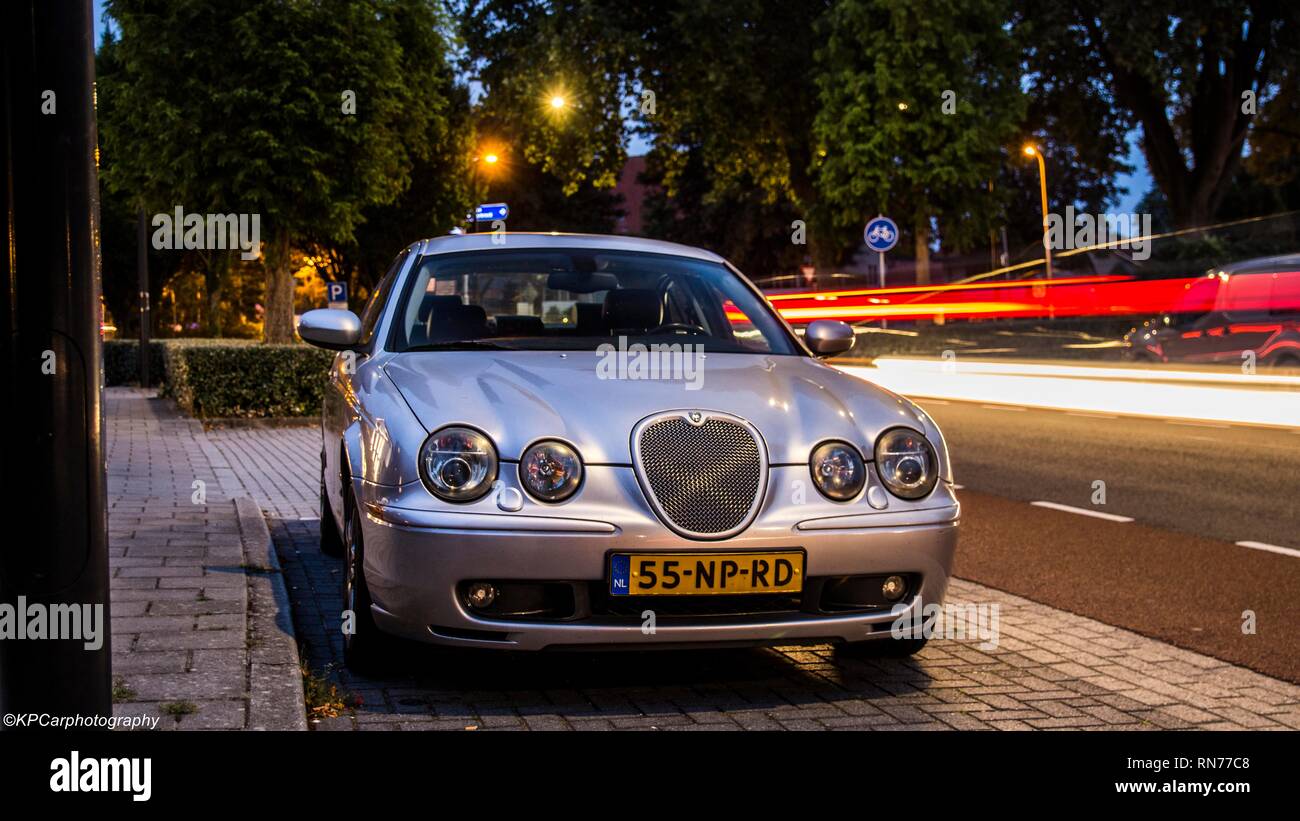 Jaguar S-type R dans la nuit Banque D'Images