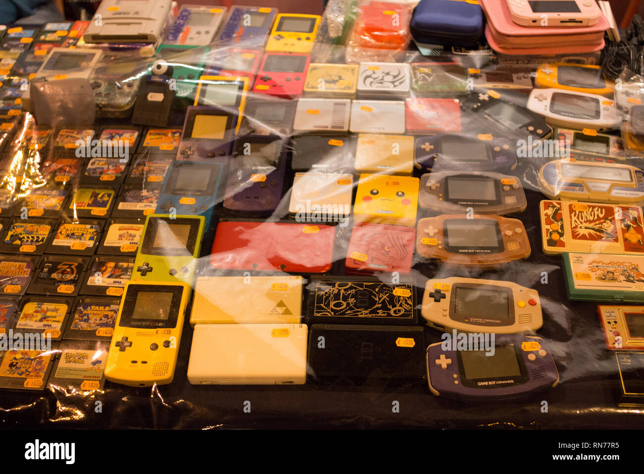 Madrid, Espagne. 16 Février, 2019. Game Boy Color (L), Nintendo DS (centre) et Game Boy Advance (R). Des dizaines de milliers s'agit de la plus importante manifestation Manga de Madrid. Credit : Jorge Gonzalez/Pacific Press/Alamy Live News Banque D'Images Madrid, Espagne. 16 Février, 2019. Game Boy Color (L), Nintendo DS (centre) et Game Boy Advance (R). Des dizaines de milliers s'agit de la plus importante manifestation Manga de Madrid. Credit : Jorge Gonzalez/Pacific Press/Alamy Live News Banque D'Images