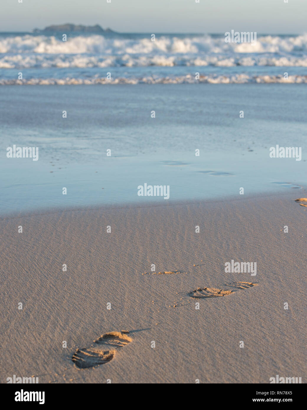 Des empreintes de pas dans le sable de mer Banque D'Images