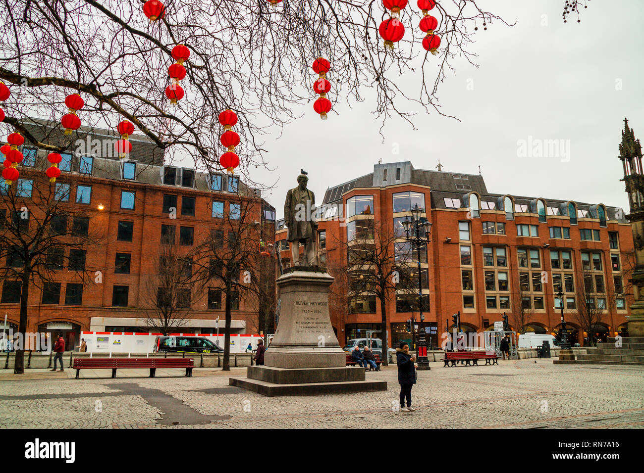 Les lanternes rouges des décorations dans le Albert Manchester Square en préparation pour le Nouvel An chinois. Banque D'Images