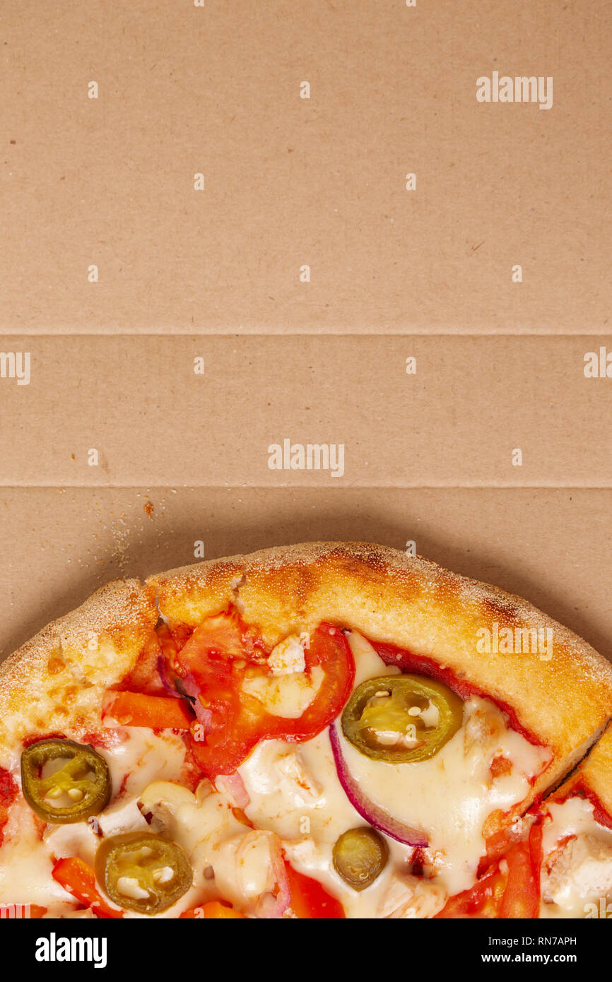 Pizza dans une boîte en carton contre. L'espace pour le texte. Vue de dessus. Livraison de pizza. Menu Pizza. Banque D'Images