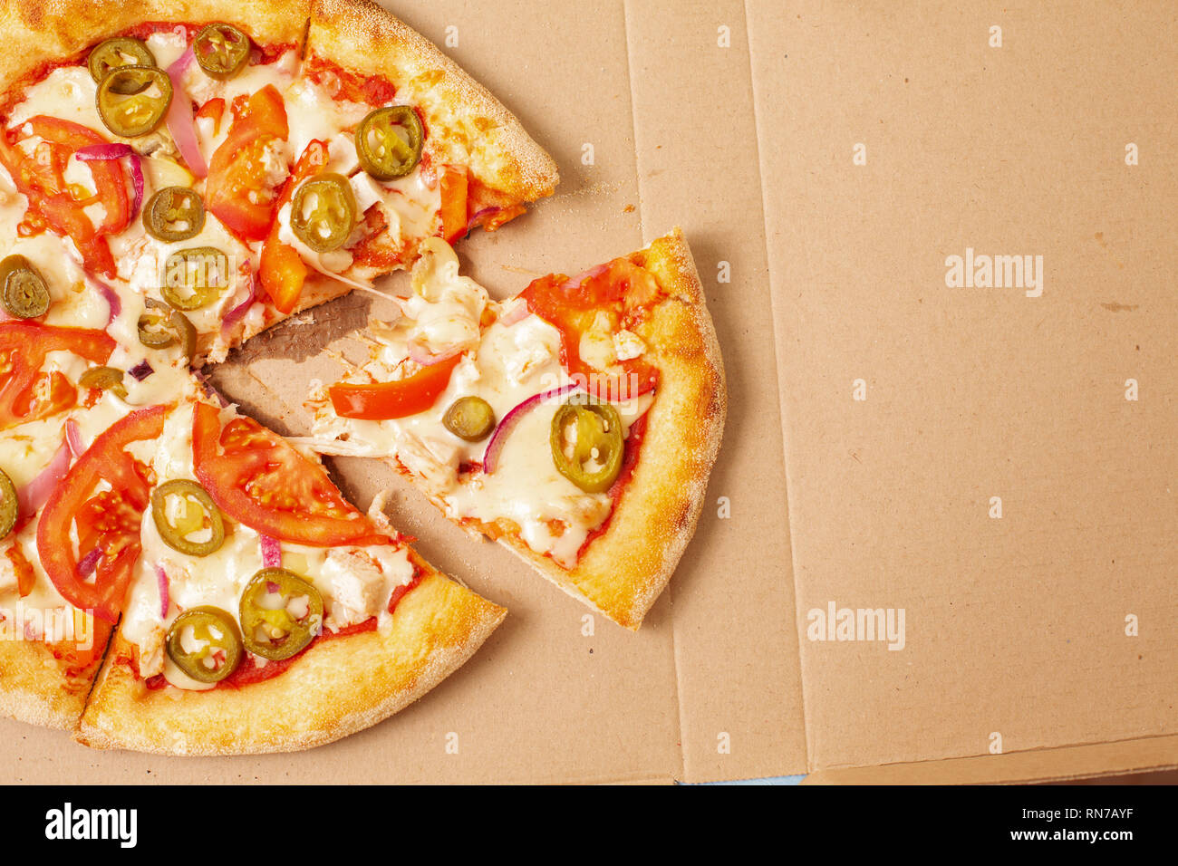 Pizza dans une boîte en carton contre. L'espace pour le texte. Vue de dessus. Livraison de pizza. Menu Pizza. Banque D'Images