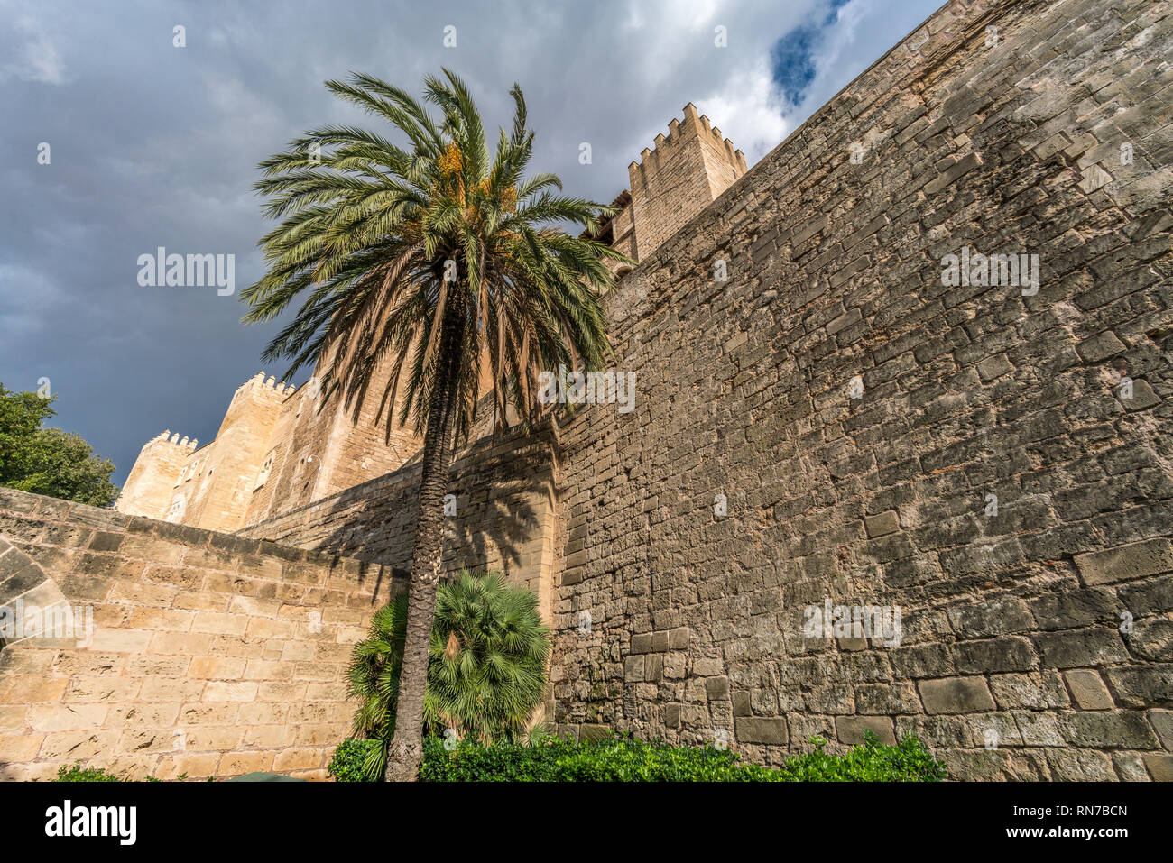 Palma, Majorque, Espagne - 04 octobre 2017 : Le Royal Palais de la Almudaina, Alcazar (palais fortifié) de la ville. Construit comme un fort arabe, a affirmé Banque D'Images