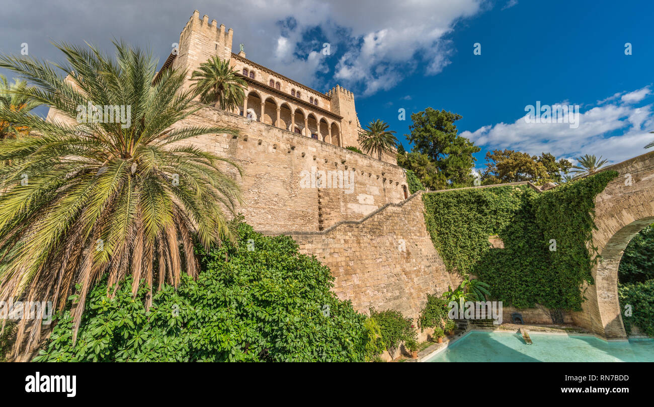 Palma, Majorque, Espagne - 04 octobre 2017 : Le Royal Palais de la Almudaina, Alcazar (palais fortifié) de la ville. Construit comme un fort arabe, a affirmé Banque D'Images