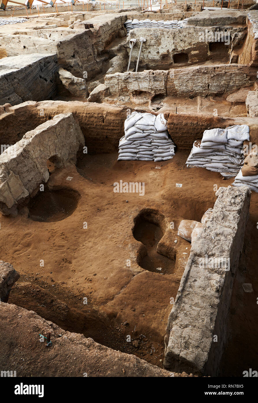 Les fosses d'enfouissement vide à l'intérieur d'une demeure néolithique de boue maisons en briques du nord zone Catalyhoyuk ecavation, site archéologique, Çumra, Konya, Turquie Banque D'Images
