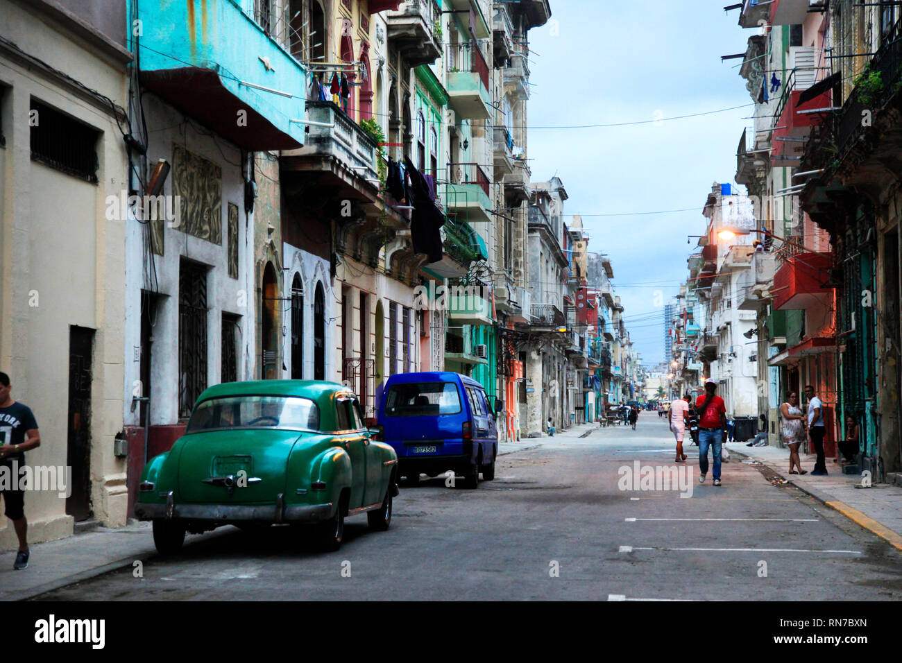 La Havane, Cuba - 10 janvier 2019 : Cirque déménagement dans les rues colorées de La Havane. Une grande variété de voitures anciennes existent à Cuba. Les voitures dans la rue Banque D'Images