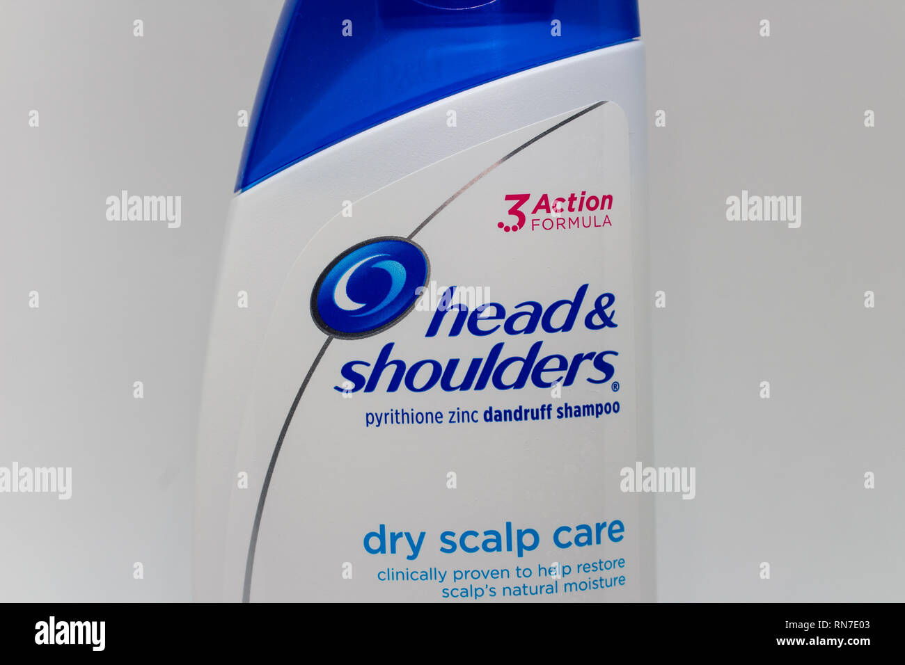 ST. PAUL, MN/USA - 16 février 2019 : bouteille de shampoing Head & Shoulders et logo de marque. Head & Shoulders est une marque américaine de comédie anti pelliculaire Banque D'Images