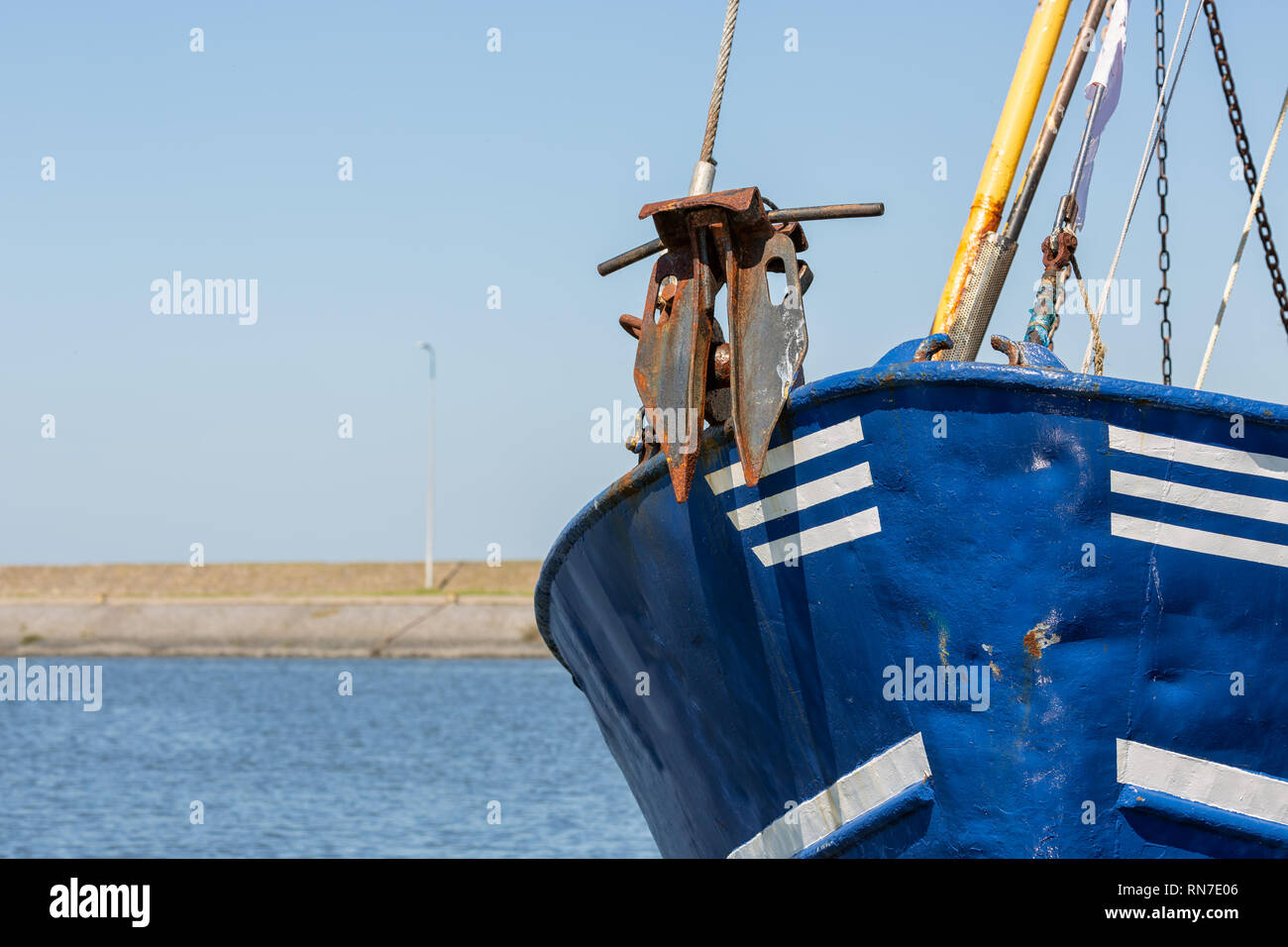 L'arc avec l'ancre de bateau de pêche de la crevette dans le port néerlandais Lauwersoog Banque D'Images