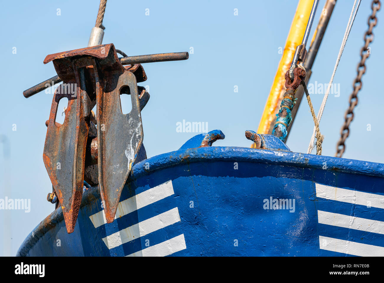 L'arc avec l'ancre de bateau de pêche de la crevette dans le port néerlandais Lauwersoog Banque D'Images