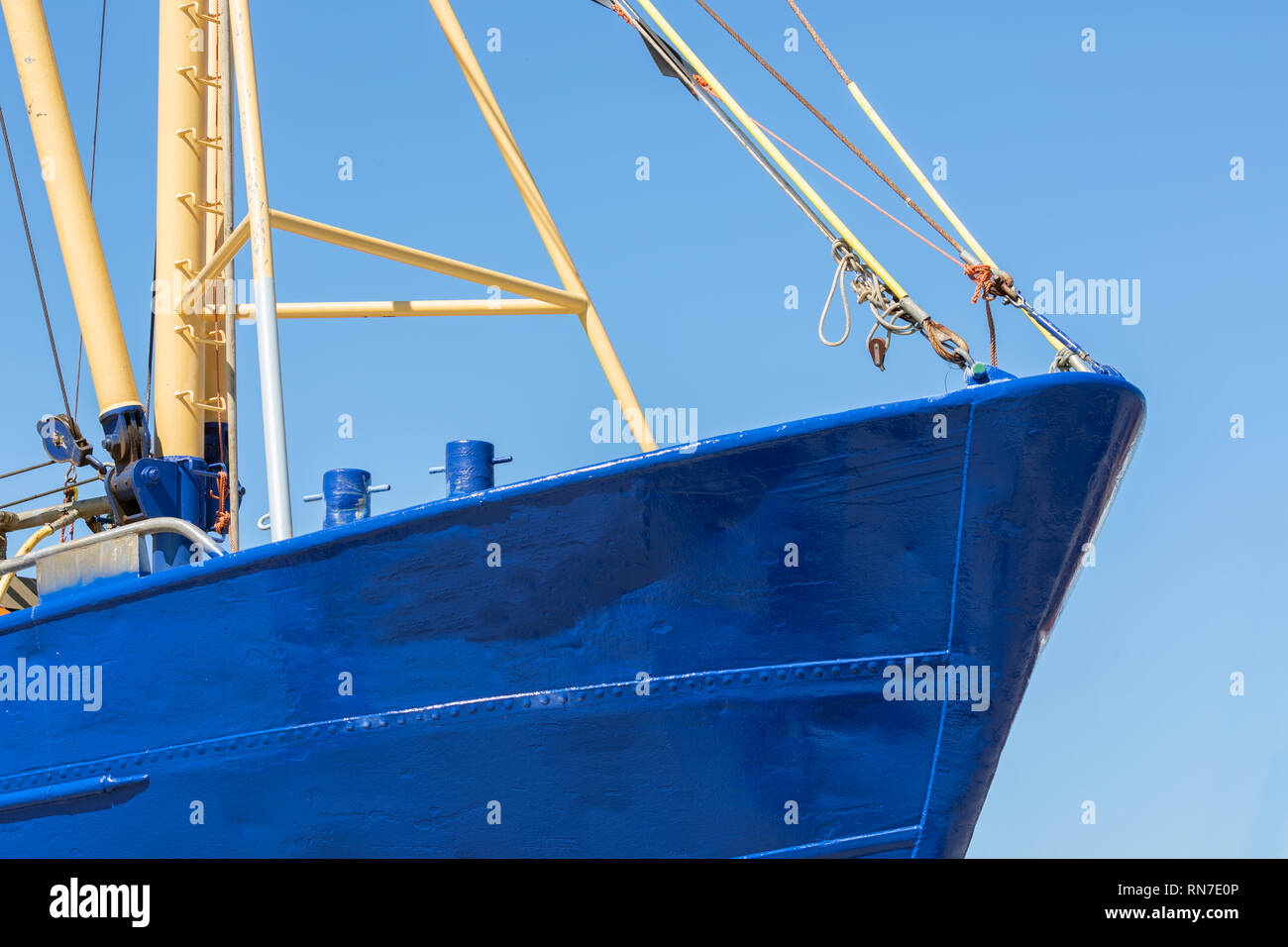 Bateau de pêche de crevettes Bow in Dutch Harbor Lauwersoog Banque D'Images