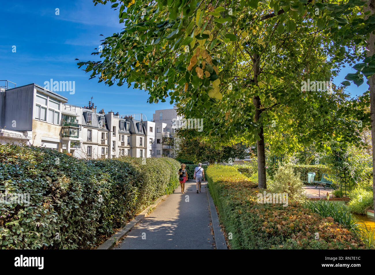 Immeubles d'appartements vus de la Promenade plantée ou coulée verte, un jardin surélevé sur une ligne de chemin de fer désaffectée, Paris, France Banque D'Images