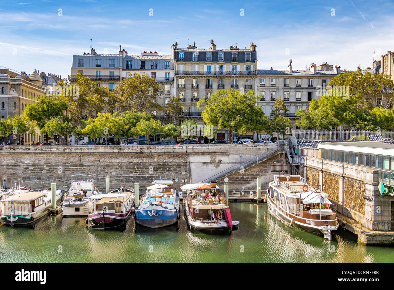 Canal bateaux amarrés sur le quai de la porte de l'Arsenal, où la Seine se réunit le Canal Saint-Martin, Paris, France Banque D'Images