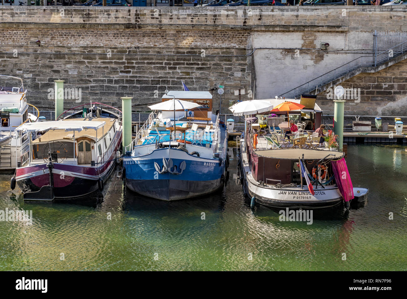 Canal bateaux amarrés sur le quai de la porte de l'Arsenal, où la Seine se réunit le Canal Saint-Martin, Paris, France Banque D'Images