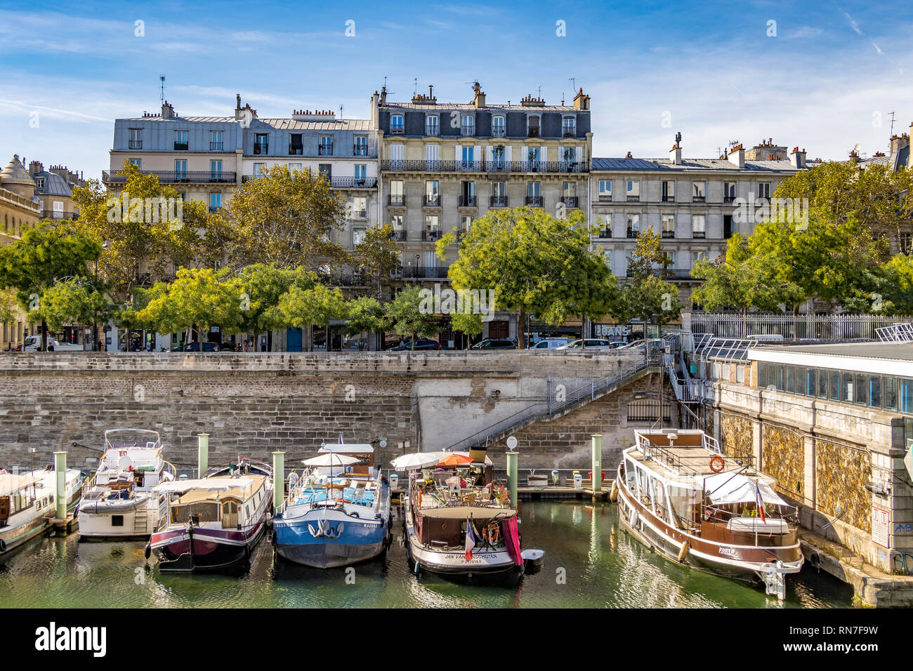 Canal bateaux amarrés sur le quai de la porte de l'Arsenal, où la Seine se réunit le Canal Saint-Martin, Paris, France Banque D'Images
