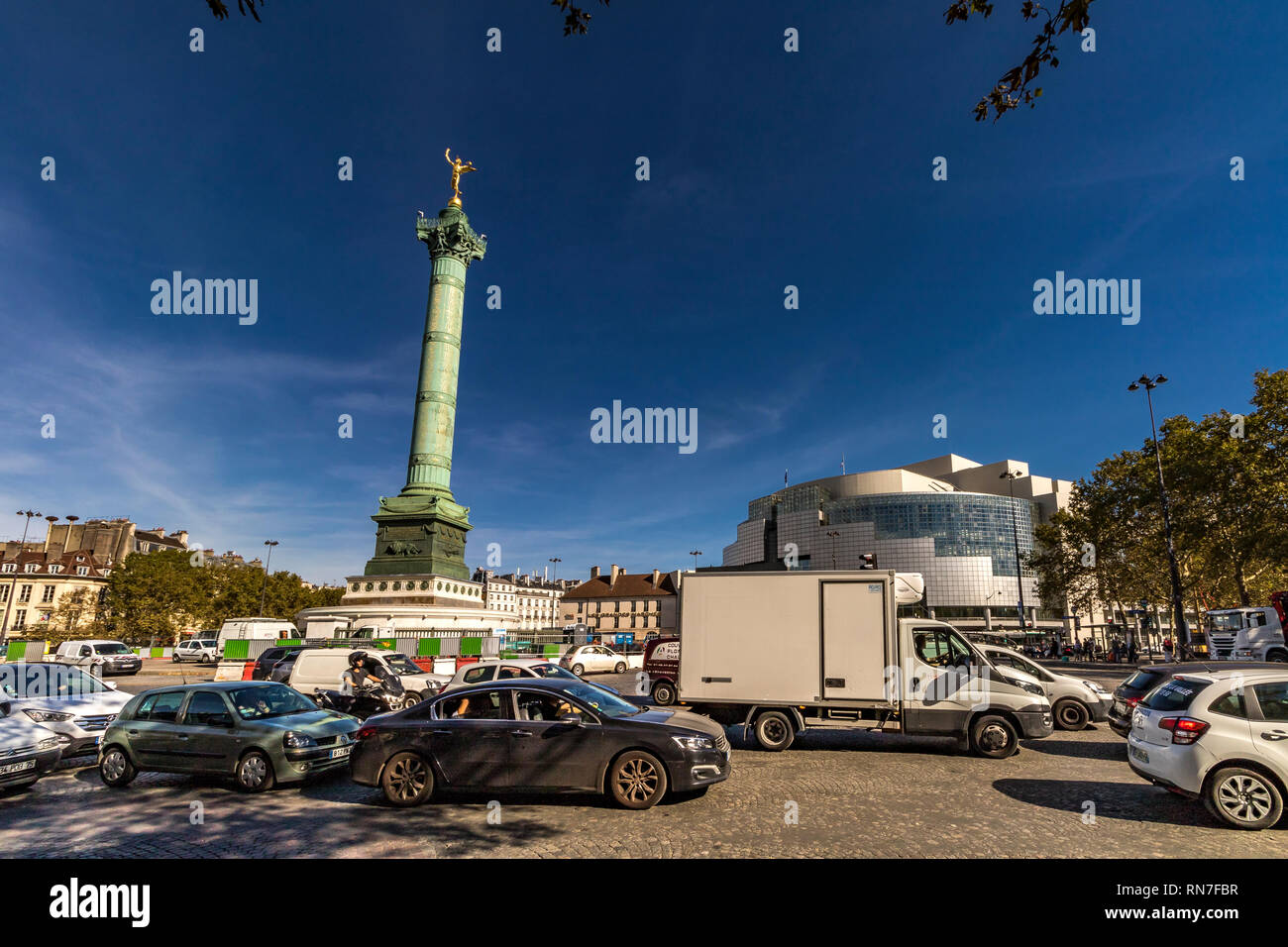 La colonne de juillet dans le centre de la Place de la Bastille, une célèbre place historique de Paris où la prison de la Bastille. Banque D'Images