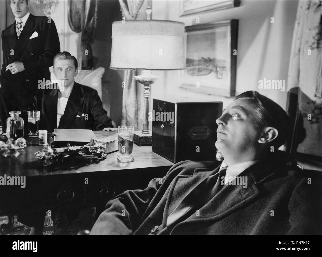 VALENTINE,DOUGLAS,MITCHUM, SUR LE PASSÉ, 1947 Banque D'Images