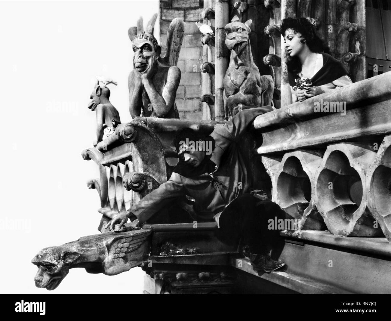 QUINN,LOLLOBRIGIDA, NOTRE DAME DE PARIS, 1956 Banque D'Images