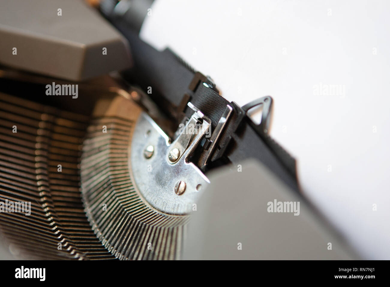 Close up detail de machine à écrire sur du papier clair avec elle Banque D'Images