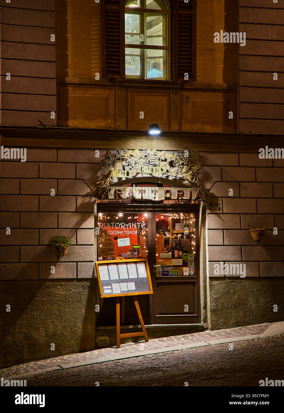 Bergame, Italie - 3 janvier 2019. L'entrée principale d'une trattoria italienne typique dans une rue de Citta Alta, Bergame, Lombardie, Italie. Banque D'Images