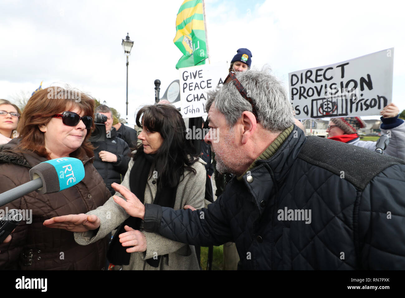 Pro et anti-réfugiés protestataires s'affrontent lors d'un rassemblement anti-racisme intitulé 'Love Rooskey : Non au racisme : demandeurs d'asile", la bienvenue en Rooskey, Irlande. Banque D'Images