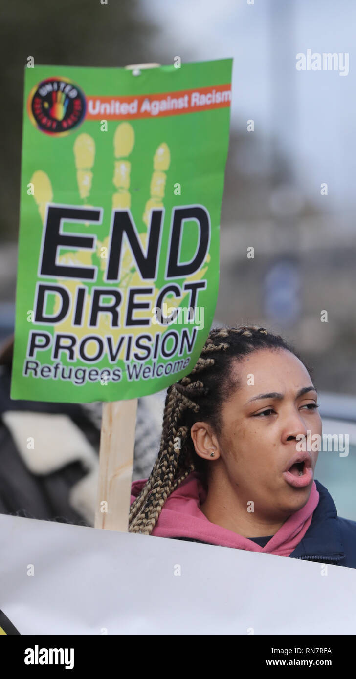 Un manifestant pro-réfugiés à un rassemblement anti-racisme intitulé 'Love Rooskey : Non au racisme : demandeurs d'asile", la bienvenue en Rooskey, Irlande. Banque D'Images