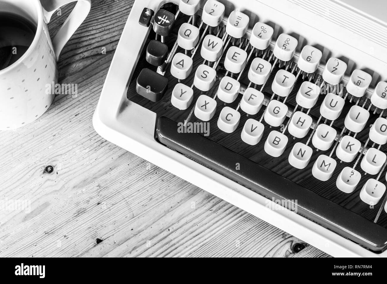 Machine à écrire Vintage sur un bureau en bois, décoration Banque D'Images