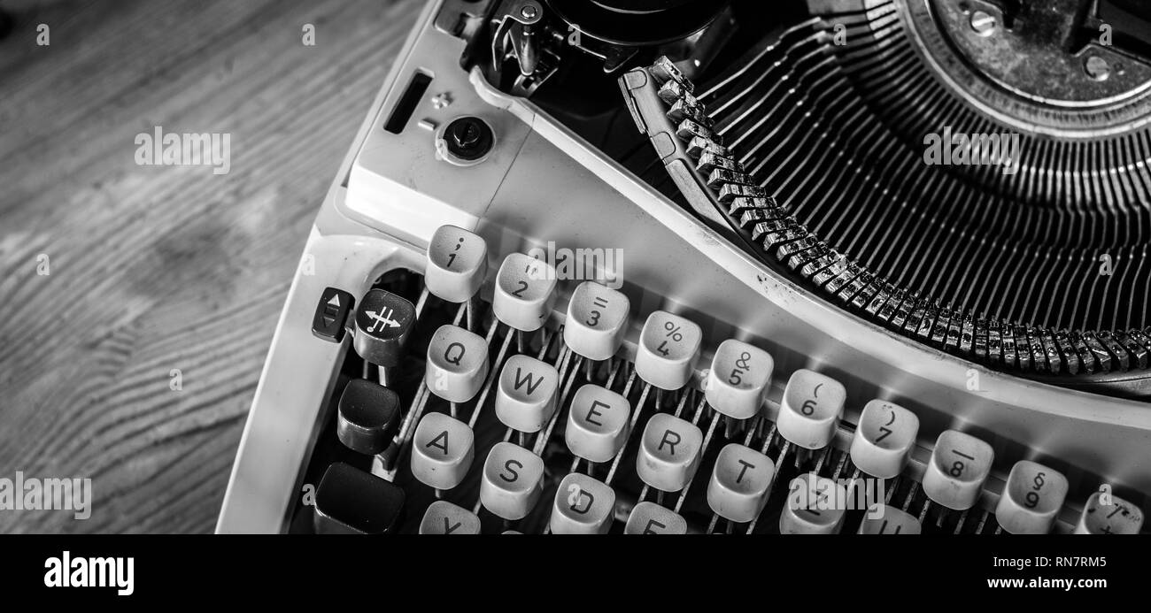 Machine à écrire Vintage sur un bureau en bois, décoration Banque D'Images