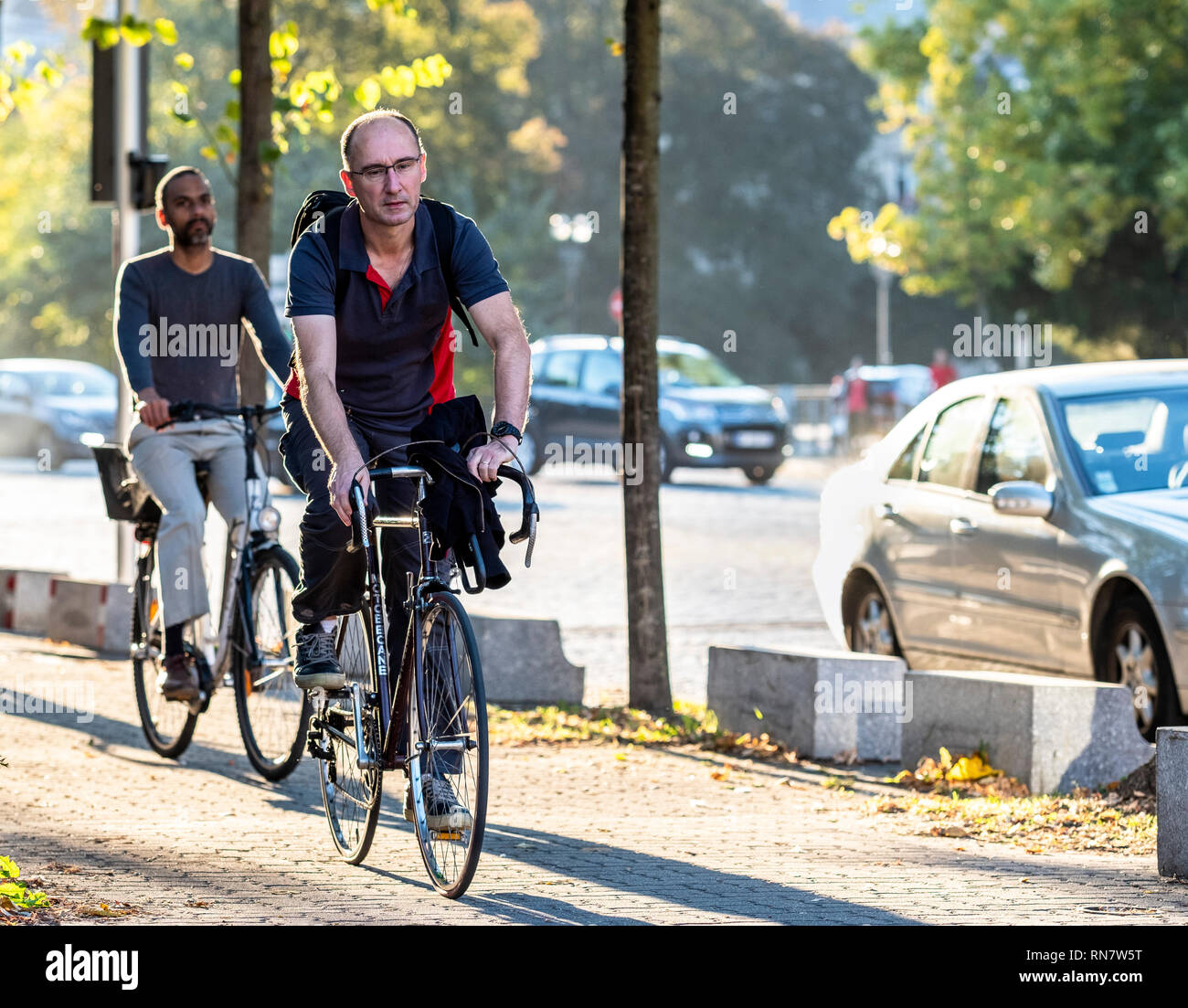 Strasbourg, Alsace, France, 2 hommes cycliste sur la chaussée, Banque D'Images