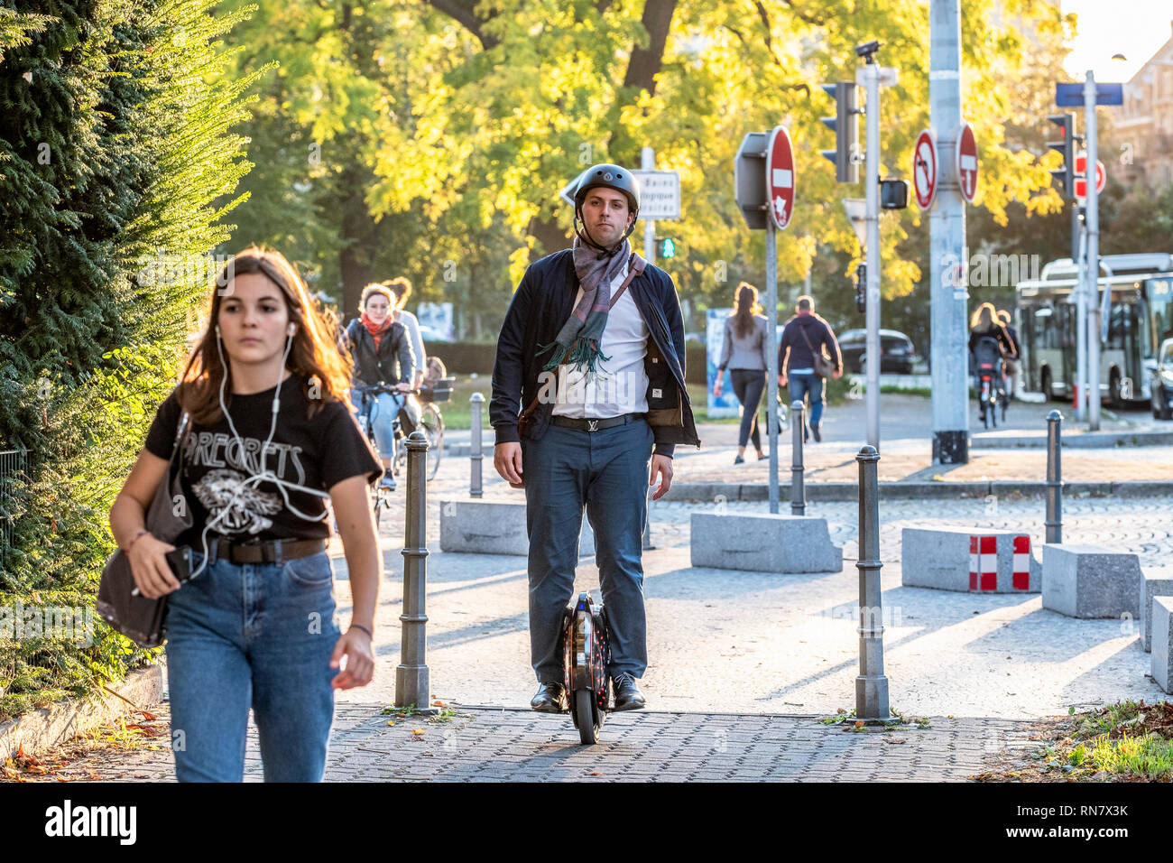 Strasbourg, Alsace, France, l'homme monté sur son monocycle sur chaussée, la fin de l'après-midi, lumière Banque D'Images