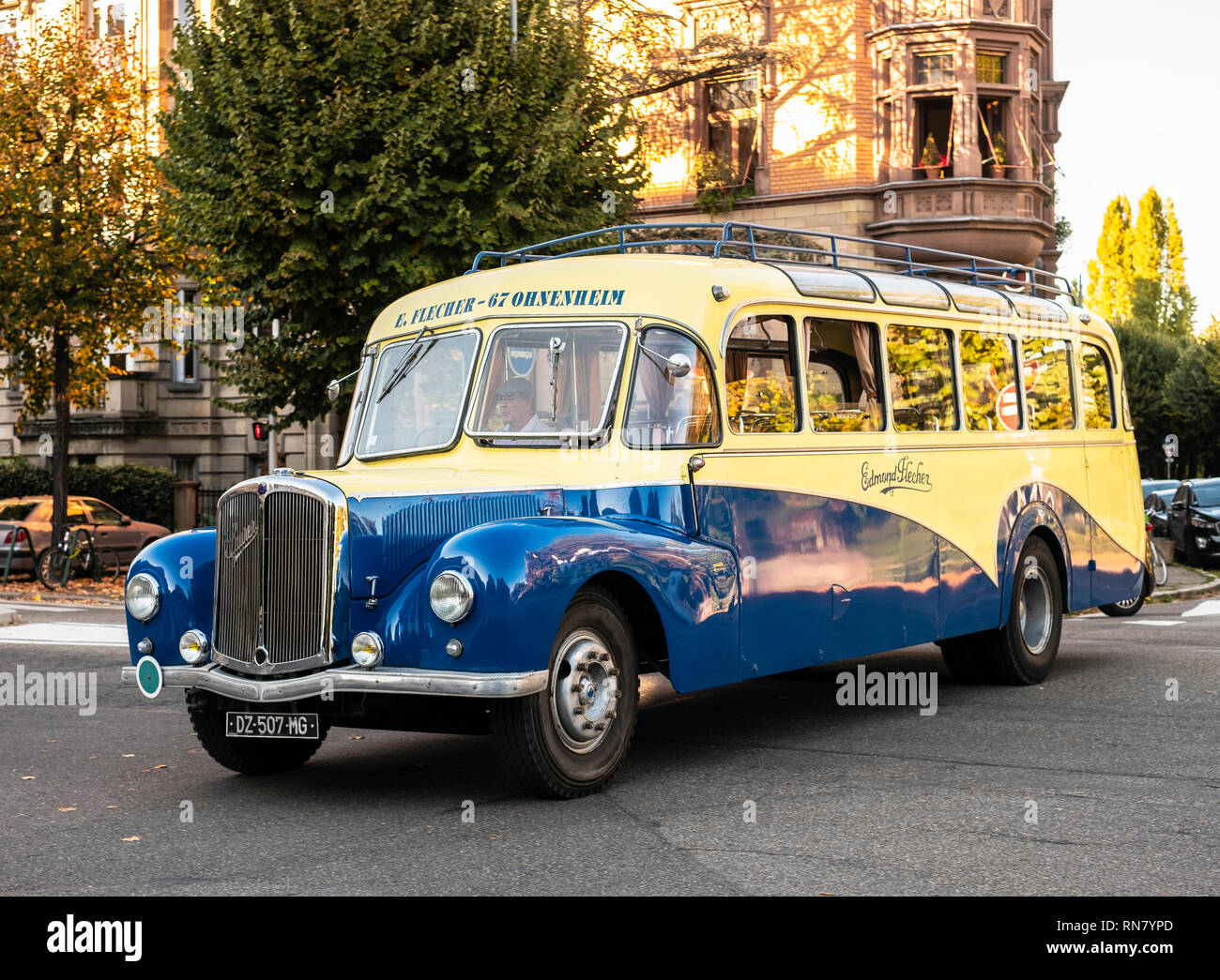 Strasbourg, Alsace, France, Europe, bus de voyage suisse d'époque Saurer, type 3CT1DA, construit en 1949, Banque D'Images