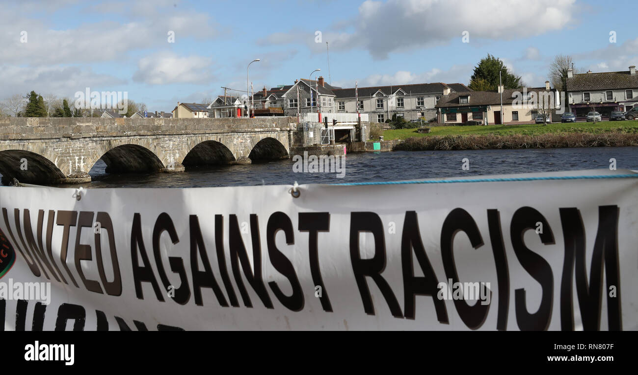 Une bannière à afficher lors d'une manifestation anti-racisme intitulé 'Love Rooskey : Non au racisme : demandeurs d'asile", la bienvenue en Rooskey, Irlande. Banque D'Images