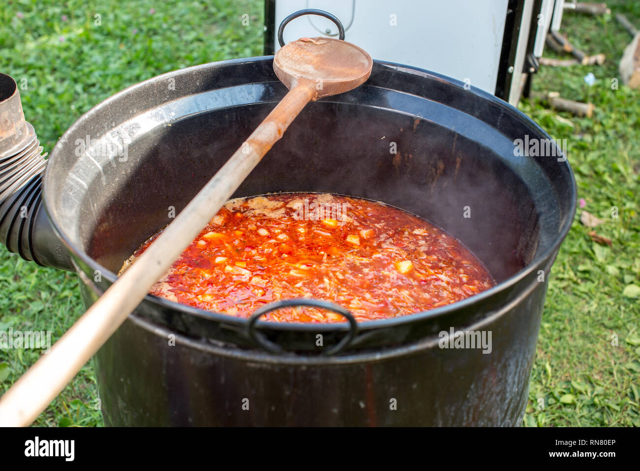 Préparer la soupe de goulash hongrois traditionnels bograch dans un grand chaudron chaudron sur feu de gaz Banque D'Images